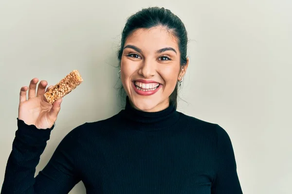 Junge Hispanische Frau Isst Proteinriegel Als Gesunden Energiesnack Und Feiert — Stockfoto