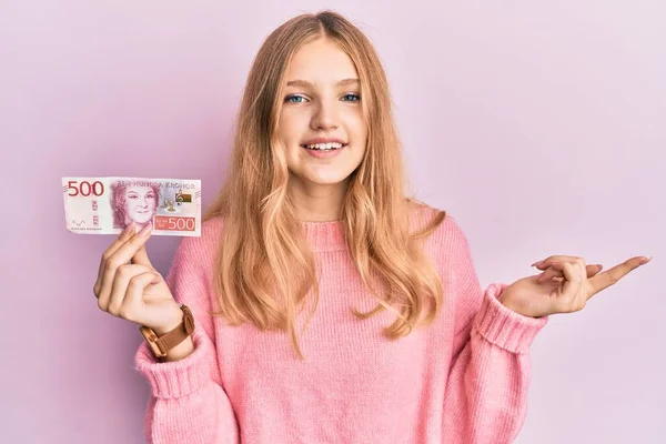 Hermosa Joven Caucásica Sosteniendo 500 Billetes Coronas Suecas Sonriendo Feliz — Foto de Stock