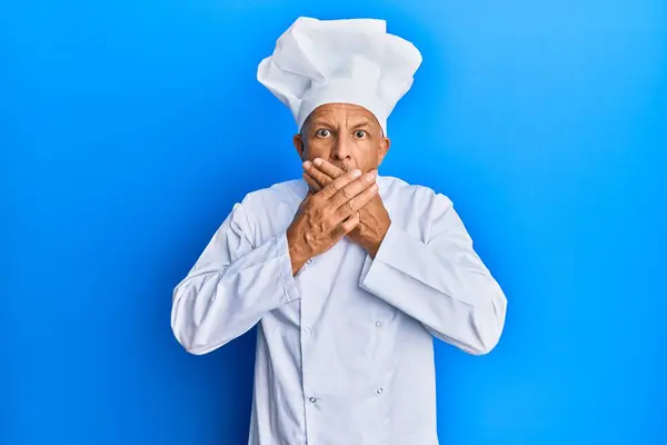 Hombre Pelo Gris Mediana Edad Con Uniforme Cocinero Profesional Sombrero —  Fotos de Stock