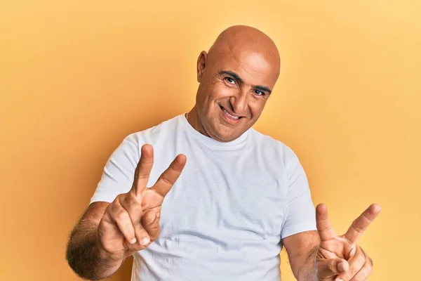 Hombre Maduro Oriente Medio Vistiendo Camiseta Blanca Casual Sonriendo Mirando — Foto de Stock