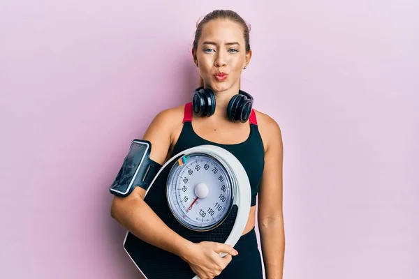 Hermosa Joven Rubia Deportiva Mujer Sosteniendo Máquina Peso Para Equilibrar —  Fotos de Stock