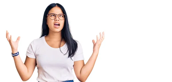 Jovem Bela Menina Asiática Vestindo Roupas Casuais Óculos Loucos Loucos — Fotografia de Stock