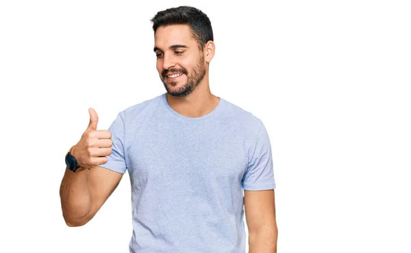 Joven Hombre Hispano Vestido Con Ropa Casual Luciendo Orgulloso Sonriendo — Foto de Stock