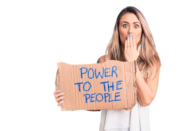 Genç Sarışın Bir Kadın Karton Pankartın Gücünü Elinde Tutuyor Ağzı — Stok fotoğraf