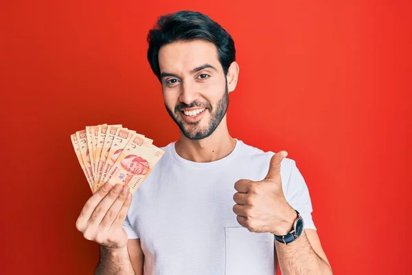 Ung Latinamerikansk Man Håller Mexikanska Pesos Leende Glad Och Positiv — Stockfoto