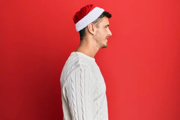 Όμορφος Καυκάσιος Άνδρας Που Φοράει Χριστουγεννιάτικο Καπέλο Κοιτάζοντας Προς Πλάγια — Φωτογραφία Αρχείου