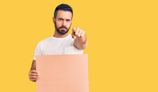 Homem Hispânico Jovem Segurando Banner Papelão Apontando Com Dedo Para — Fotografia de Stock