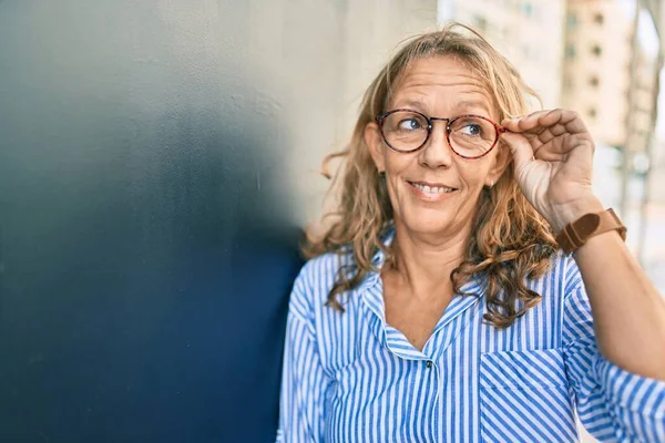 Middle Age Caucasian Woman Smiling Happy Standing City — Stock Photo, Image