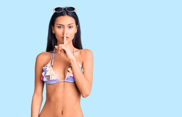 Fiatal Gyönyörű Latin Lány Bikinit Napszemüveget Visel Azt Kéri Hogy — Stock Fotó