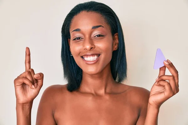 Young African American Woman Holding Makeup Sponge Surprised Idea Question — Stock Photo, Image