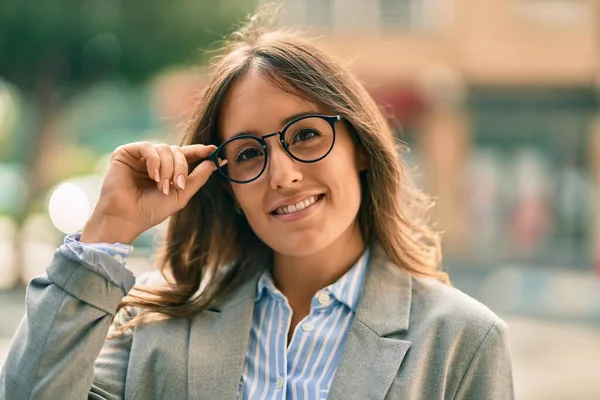 Jovem Empresária Hispânica Sorrindo Feliz Tocando Seus Óculos Cidade — Fotografia de Stock