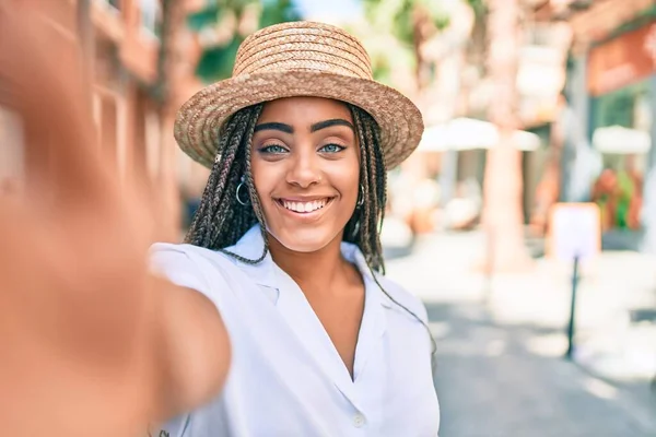 Joven Mujer Afroamericana Con Trenzas Sonriendo Feliz Tomando Foto Selfie — Foto de Stock