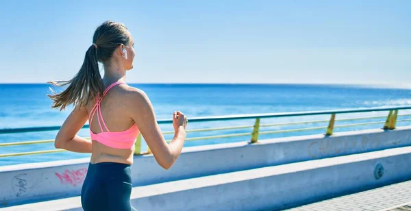 Jonge Blonde Sportvrouw Loopt Promenade — Stockfoto