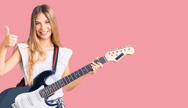 Güzel Beyaz Kadın Sarı Saçlı Elektro Gitar Çalan Mutlu Pozitif — Stok fotoğraf