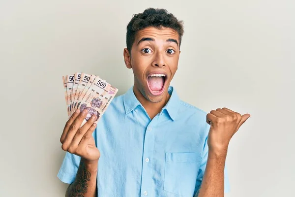 Joven Hombre Afroamericano Guapo Sosteniendo Billetes 500 Pesos Mexicanos Apuntando —  Fotos de Stock