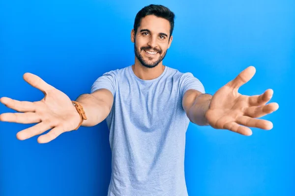 Joven Hispano Vestido Con Ropa Casual Mirando Cámara Sonriendo Con — Foto de Stock