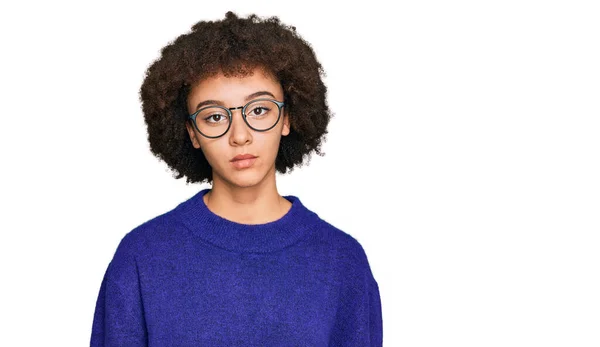Günlük Kışlık Süveter Gözlük Giyen Genç Spanyol Kız Yüzünde Ciddi — Stok fotoğraf