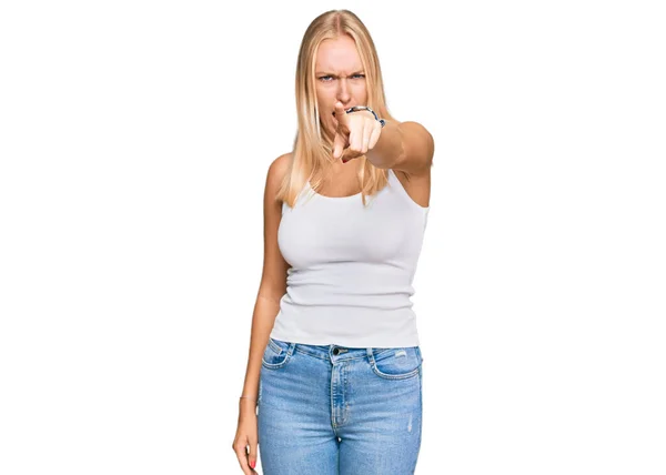 Młoda Blondynka Luźnym Stylu Koszulą Bez Rękawów Wskazując Niezadowolony Sfrustrowany — Zdjęcie stockowe