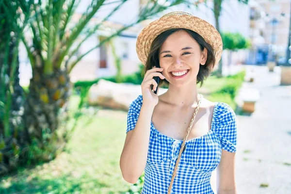 Mladý Krásný Dívka Usměvavý Šťastný Pomocí Smartphone Chůze Ulici Města — Stock fotografie