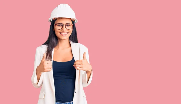 Junge Schöne Lateinische Mädchen Mit Architekt Hardhat Und Brille Erfolgszeichen — Stockfoto