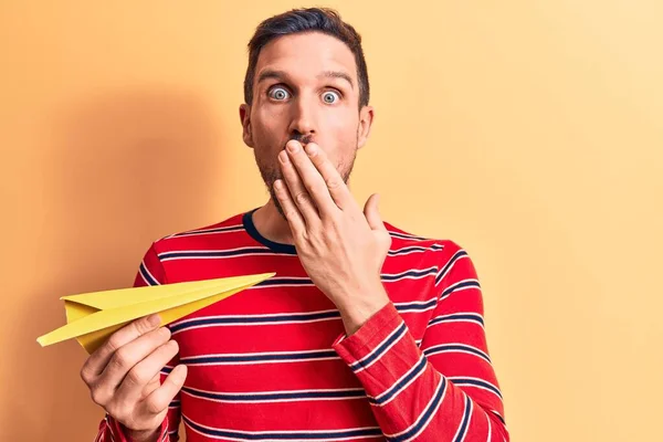 Joven Hombre Guapo Sosteniendo Avión Papel Amarillo Pie Sobre Fondo —  Fotos de Stock