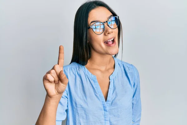 Chica Hispana Joven Con Ropa Casual Gafas Sonriendo Con Una — Foto de Stock