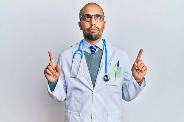 Hombre Adulto Hispano Vistiendo Uniforme Médico Estetoscopio Apuntando Hacia Arriba — Foto de Stock