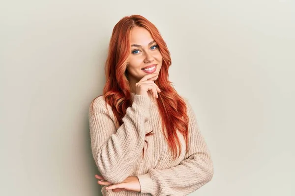 Ung Smuk Rødhåret Kvinde Iført Afslappet Vinter Sweater Ser Selvsikker - Stock-foto