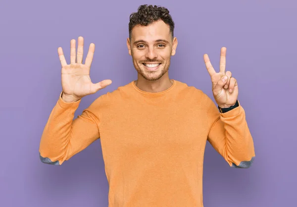Junger Hispanischer Mann Lässiger Kleidung Zeigt Mit Finger Nummer Sieben — Stockfoto