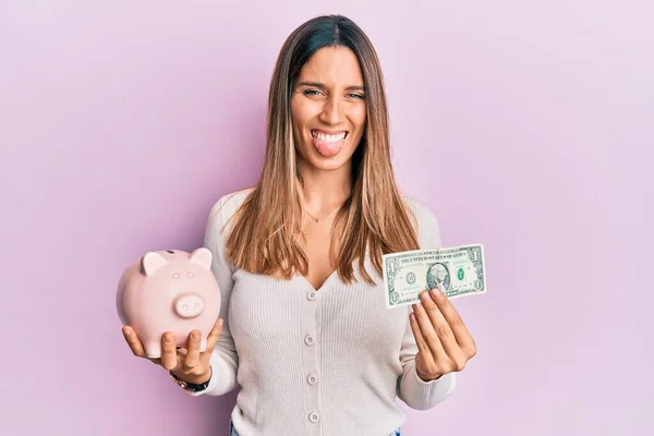 Brünette Junge Frau Hält Ein Dollar Schein Und Sparschwein Der — Stockfoto