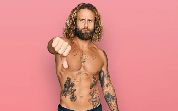 Hombre Guapo Con Barba Pelo Largo Pie Sin Camisa Mostrando — Foto de Stock