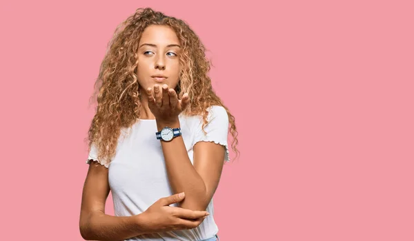 Mooi Kaukasisch Tiener Meisje Dragen Casual Wit Tshirt Kijken Naar — Stockfoto