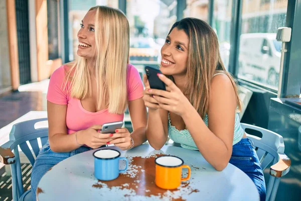 Dva Krásné Mladé Dívky Přátelé Společně Jídelně Pomocí Smartphone — Stock fotografie