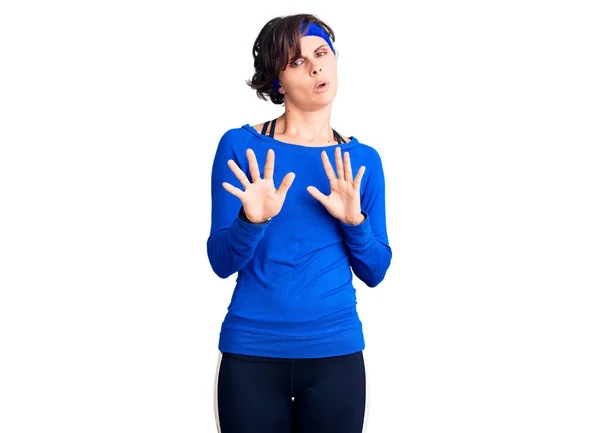 Schöne Junge Frau Mit Kurzen Haaren Die Trainingskleidung Trägt Und — Stockfoto