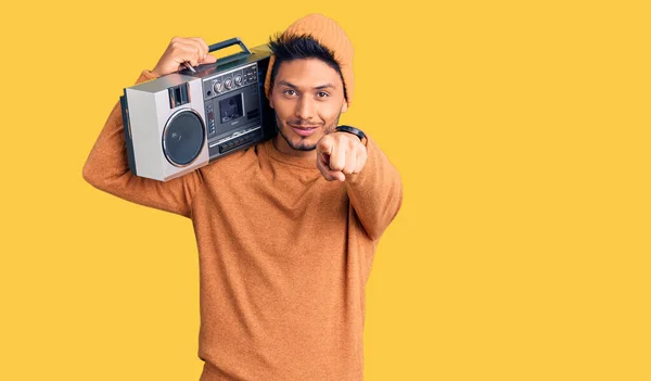 Snygg Latinamerikansk Ung Man Håller Boombox Lyssnar Musik Pekar Dig — Stockfoto