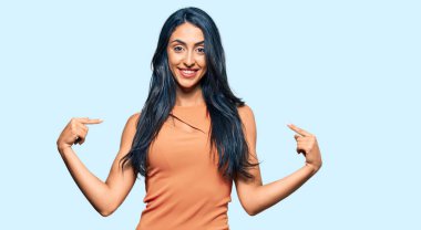 Yazlık elbise giyen, kendine güvenen, gülümseyen, kendini gururlu ve mutlu gösteren güzel İspanyol kadın.. 