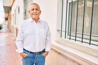 Son sınıf öğrencisi gülümseyerek şehirde mutlu mesut yürüyor..