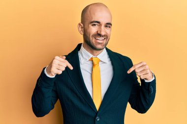 Genç İspanyol takım elbiseli ve kravatlı, kendine güvenen, gülümseyen, kendini gururlu ve mutlu gösteren bir adam.. 