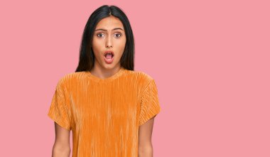 Genç esmer Arap kadın gündelik kıyafetler giyiyor. Şaşırtıcı bir ifade, korku ve heyecan dolu bir yüz ifadesi var.. 