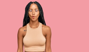 Güzel İspanyol kadın gündelik kıyafetler giyip dudaklarıyla balık suratı yapıyor, çılgınca ve komik bir jest. Komik ifade. 