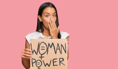 Güzel İspanyol bir kadın elinde bayrak tutarken ağzını eliyle kapatıyor, şok geçiriyor ve hata yapmaktan korkuyor. şaşırmış ifade 