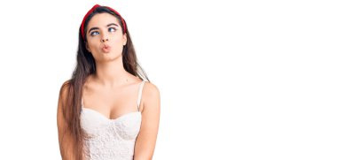 Zarif görünümlü esmer kız dudaklarıyla balık suratı yapıyor, çılgınca ve komik bir jest. Komik ifade. 