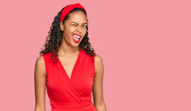 Zarif ve seksi görünümlü genç Afrikalı Amerikalı kız kameraya seksi bir ifadeyle bakıyor, neşeli ve mutlu bir yüzle.. 