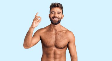 Mayo giyen genç İspanyol adam başarılı bir fikirle parmak kaldırıyor. Heyecanlı ve mutlu. Bir numara.. 