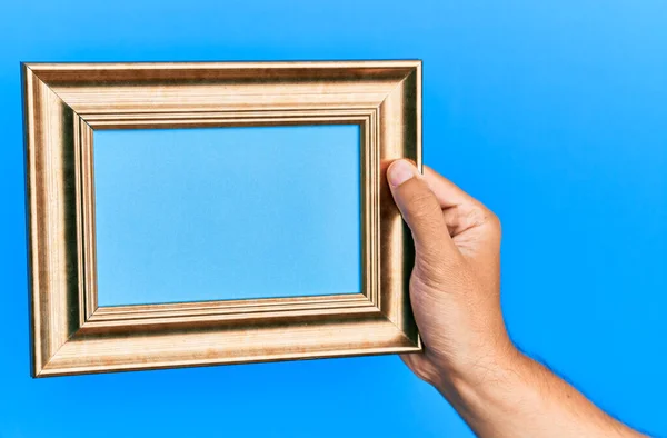 Mano Joven Hispano Sosteniendo Marco Vacío Vintage Sobre Fondo Azul —  Fotos de Stock