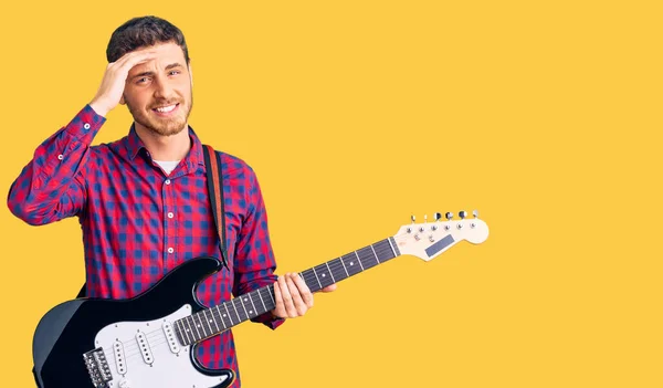 Jovem Bonito Com Urso Tocando Guitarra Elétrica Estressado Frustrado Com — Fotografia de Stock