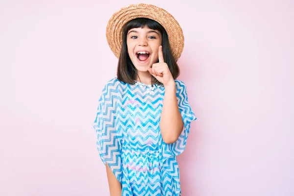 Маленькая Девочка Летнем Платье Шляпе Показывающая Пальцем Успешную Идею Взволнован — стоковое фото