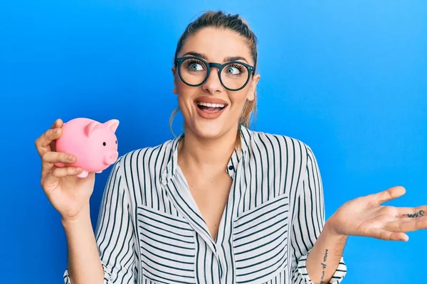 Jovem Caucasiana Vestindo Roupas Negócios Segurando Porquinho Banco Celebrando Realização — Fotografia de Stock