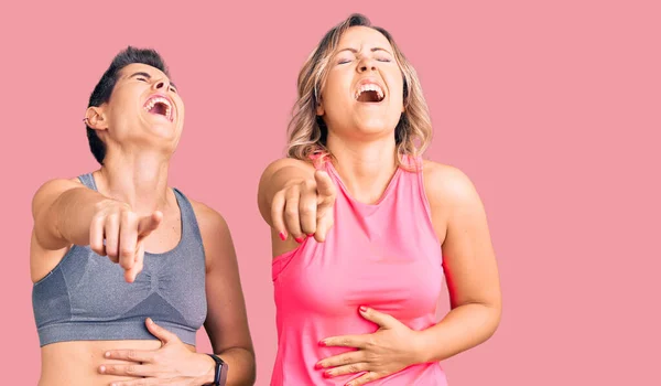 Ein Paar Frauen Sportkleidung Die Dich Auslachen Mit Der Hand — Stockfoto