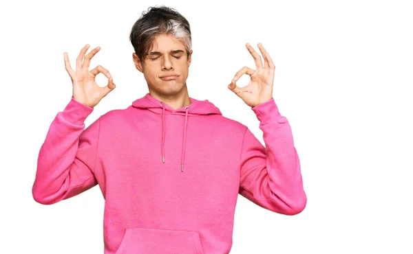 Jovem Hispânico Vestindo Camisola Rosa Casual Relaxar Sorrir Com Olhos — Fotografia de Stock